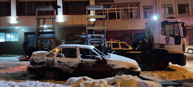 Gaziosmanpaşa’da Yıllardır Park Halinde Olan Otomobil Yandı, İçerisinden Erkek Cesedi Çıktı