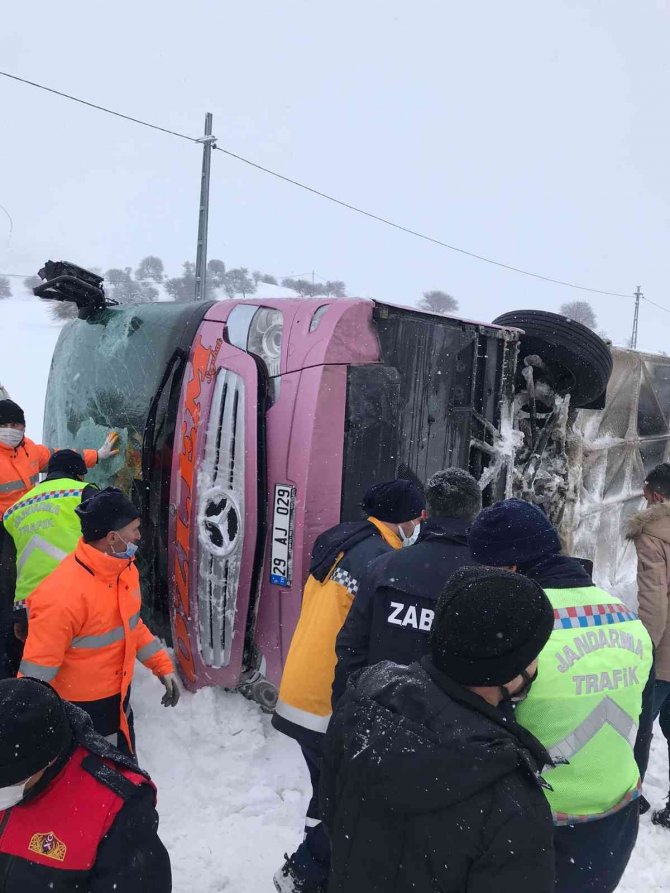 Giresun’da Yolcu Otobüsü Karlı Ve Buzlu Yolda Şarampole Yuvarlandı: 1’i Ağır 10 Yaralı