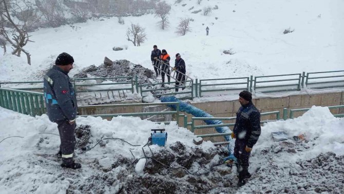 Hakkari’de Donan Su Şebekeleri Onarılıyor