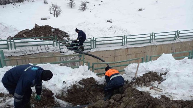 Hakkari’de Donan Su Şebekeleri Onarılıyor