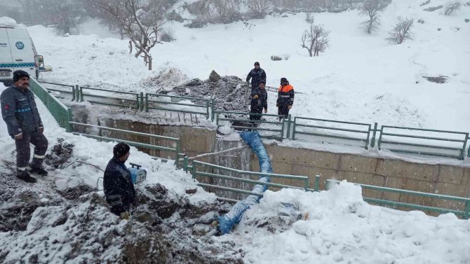 Hakkari’de Donan Su Şebekeleri Onarılıyor
