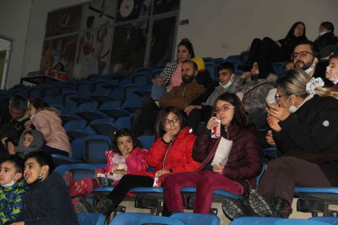 Akdeniz Dünya Sirki Hakkari’de Gösteri Yaptı