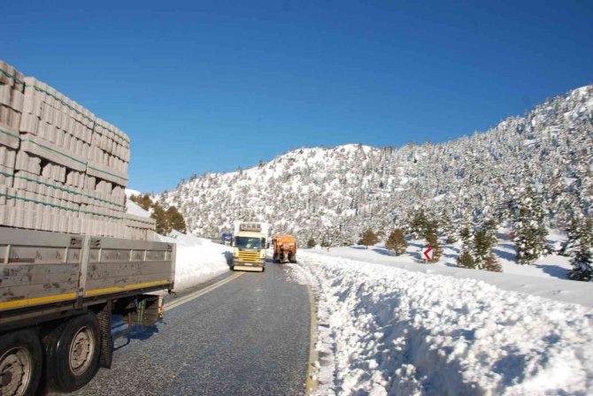 Antalya-konya Karayolunda Kar Esareti Sona Erdi