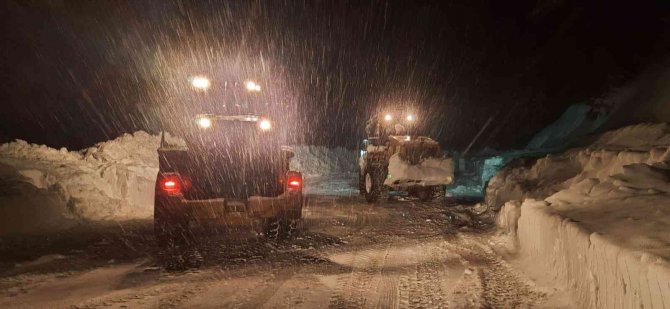 Antalya-konya Karayoluna Çığ Düştü, 3 Metrelik Kar Kütleleri Yolu Kapladı