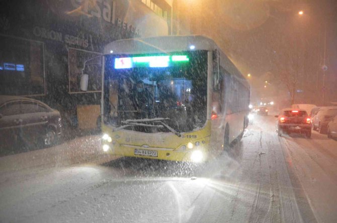 İ̇stanbul’da Gece Kar Yağışı Etkili Oldu, Sürücüler Zor Anlar Yaşadı