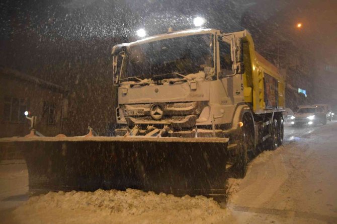 İ̇stanbul’da Gece Kar Yağışı Etkili Oldu, Sürücüler Zor Anlar Yaşadı