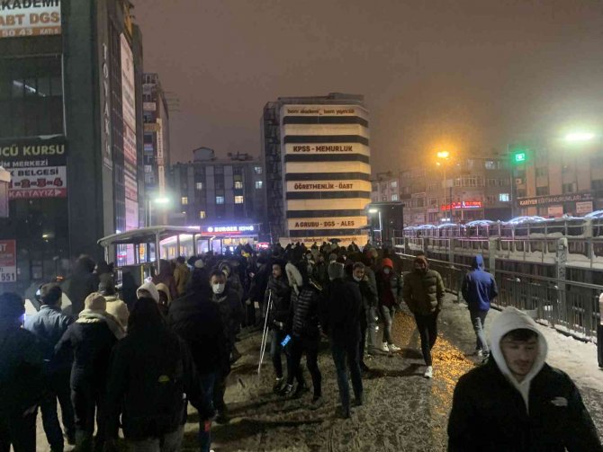 Metrobüs Duraklarındaki Yoğunluk Havadan Görüntülendi