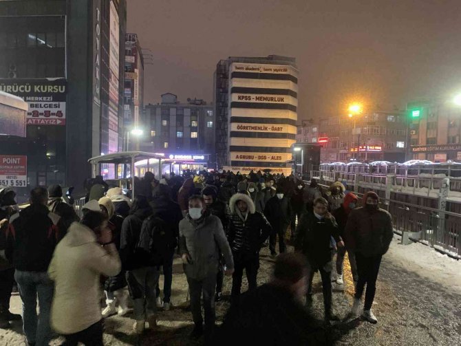 Metrobüs Duraklarındaki Yoğunluk Havadan Görüntülendi