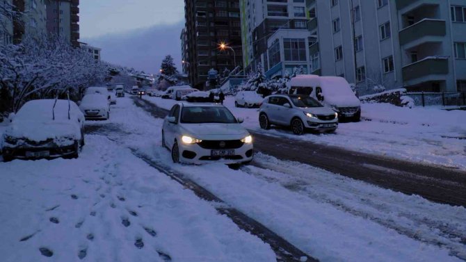 İ̇stanbul’da Etkili Olan Kar Yağışı Sürücü Ve Yayalara Zor Anlar Yaşattı