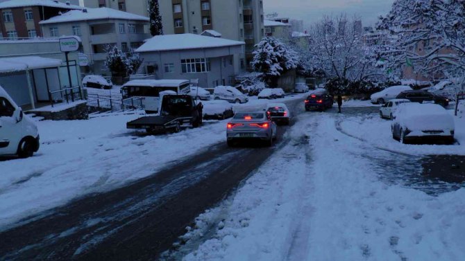 İ̇stanbul’da Etkili Olan Kar Yağışı Sürücü Ve Yayalara Zor Anlar Yaşattı