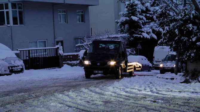 İ̇stanbul’da Etkili Olan Kar Yağışı Sürücü Ve Yayalara Zor Anlar Yaşattı