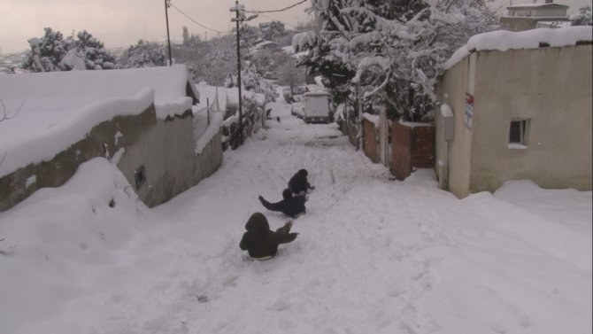 İ̇stanbul’a Yağan Karın Tadını Çocuklar Çıkardı