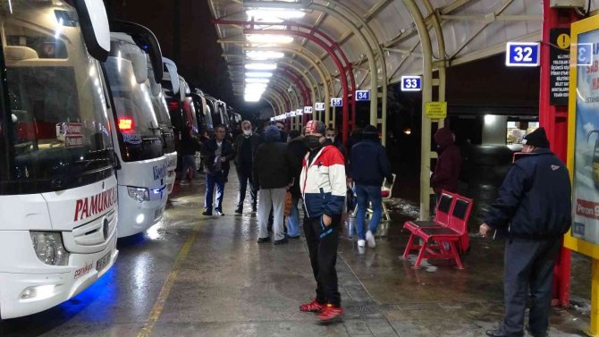 Yüzlerce Vatandaş Terminalde Kaldı