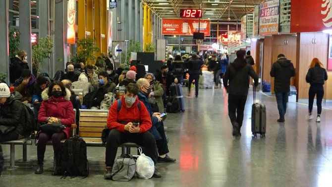 Yüzlerce Vatandaş Terminalde Kaldı