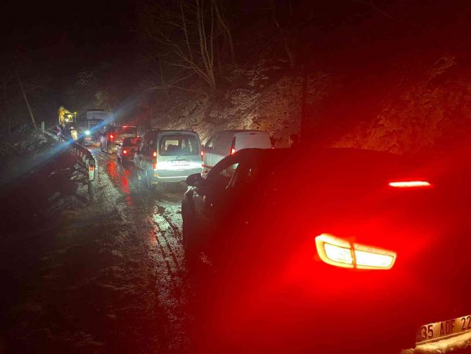 İ̇zmir’de Yoğun Kar Yağışı Nedeniyle Dağ Yolunda Mahsur Kalan 20 Kişi Kurtarıldı