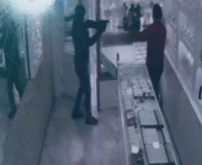 Silahla Girdi, Altınları Alıp Kayıplara Karıştı