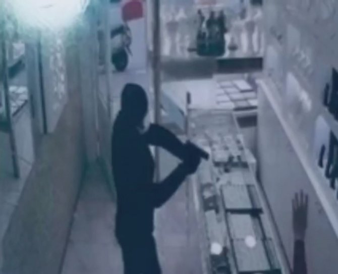 Silahla Girdi, Altınları Alıp Kayıplara Karıştı