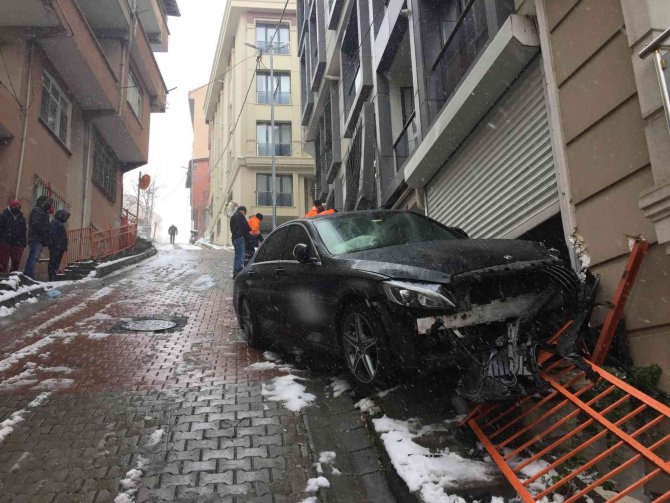 Sokak Araları Buz Pistine Döndü, Bir Araç Kayarak Garaja Daldı