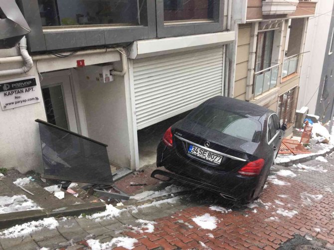 Sokak Araları Buz Pistine Döndü, Bir Araç Kayarak Garaja Daldı