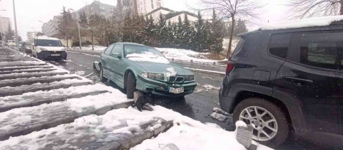 İ̇stanbul’da Kar Kazası: Yokuş Aşağıya Kayan Cip 11 Araca Çarptı