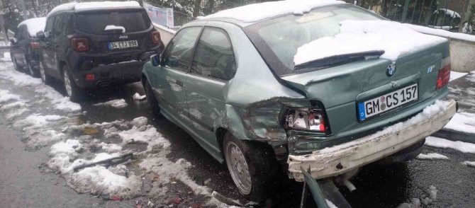 İ̇stanbul’da Kar Kazası: Yokuş Aşağıya Kayan Cip 11 Araca Çarptı