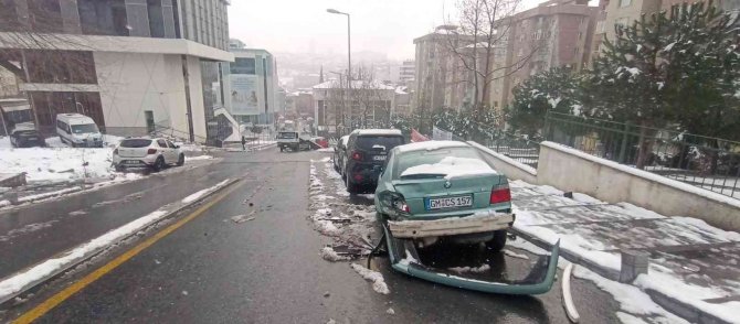 İ̇stanbul’da Kar Kazası: Yokuş Aşağıya Kayan Cip 11 Araca Çarptı