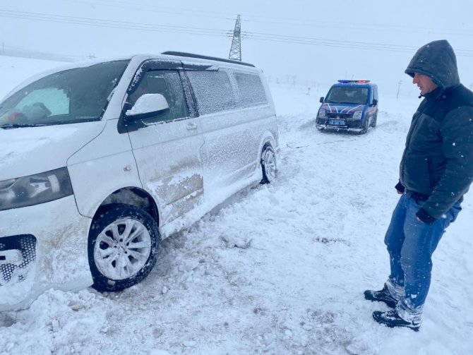 Kara Saplanan Ambulans Ve Minibüsü Jandarma Kurtardı