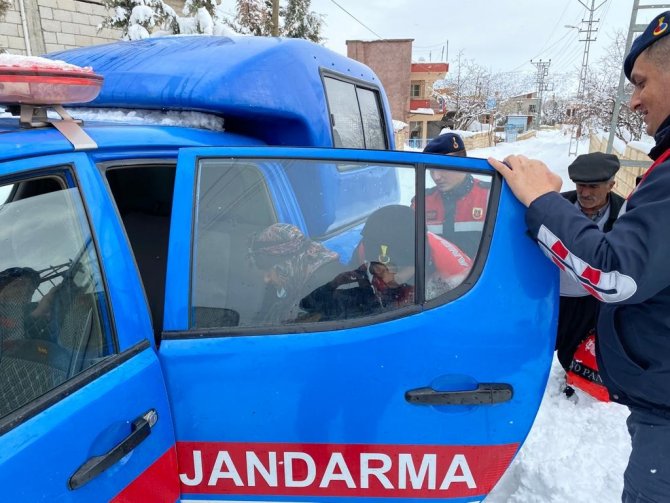 Jandarmadan Yaşlı Hastaya Yardım Eli