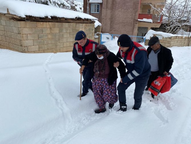 Jandarmadan Yaşlı Hastaya Yardım Eli