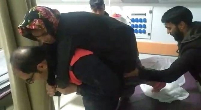 Fedakar İtfaiyeci Engelli Hasta Kadını Sırtında Taşıdı