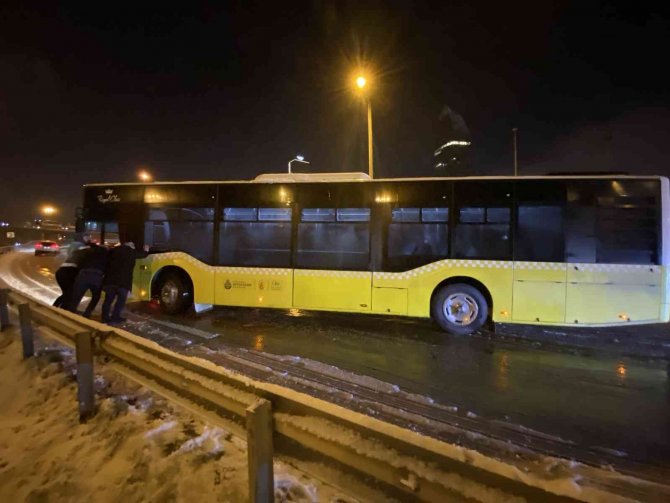 Kar Lastiği Olmayan İ̇ett Otobüsü 500t Yolda Kaldı