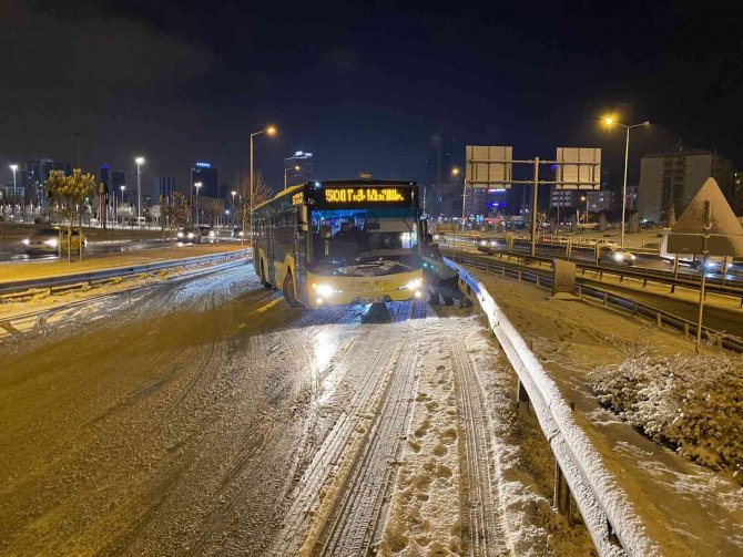 Kar Lastiği Olmayan İ̇ett Otobüsü 500t Yolda Kaldı