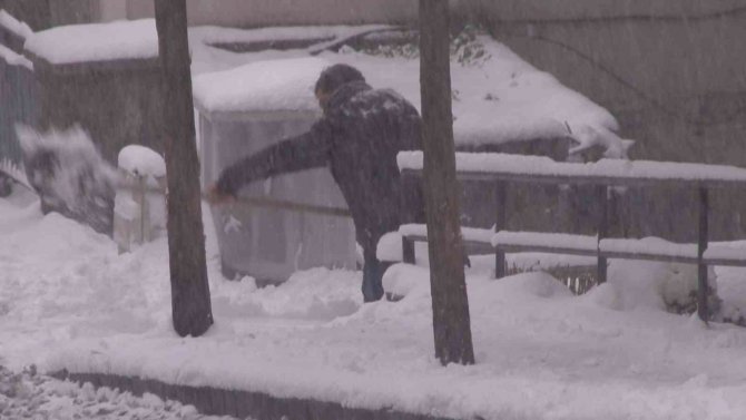 Şişli’de Kar Küreyen Vatandaş: Yarım Metre Yağsın, Millet Evde Yatsın İstiyorum