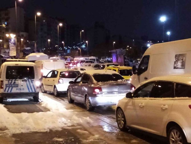 Bandırma’da Sabaha Karşı Başlayan Kar Yağışı Hayatı Olumsuz Etkiliyor