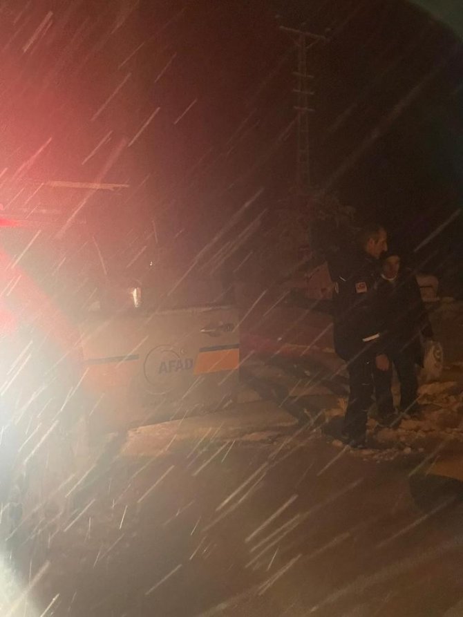 Kar Yağışı Sonrası Mahsur Kalan 12 Vatandaş Kurtarıldı