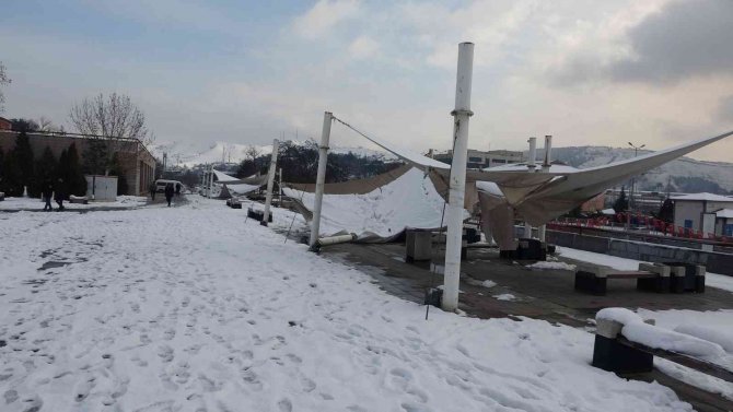 Kar Ağırlığını Kaldıramaya Brandalar Çöktü, Direkler Yıkıldı