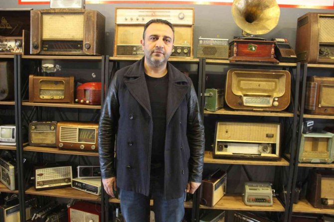 Eski Eşya Merakı İş Yerini Müzeye Dönüştürmesine Sebep Oldu