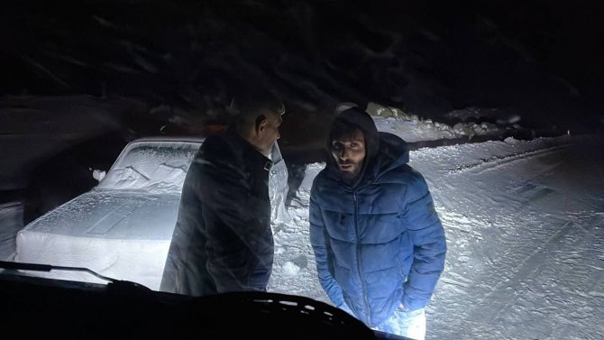 Karda Mahsur Kalan Biri Çocuk 4 Kişiye İ̇hlas Haber Ajansı Ulaştı