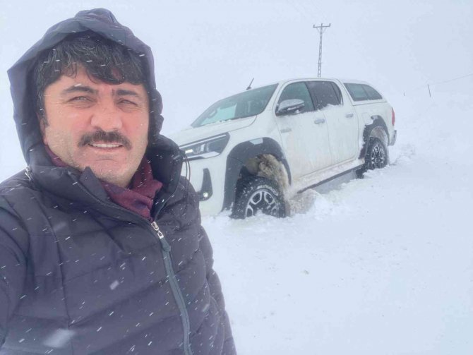 Belediye Başkanı Karda Mahsur Kalan Vatandaşı Kurtarırken Mahsur Kaldı