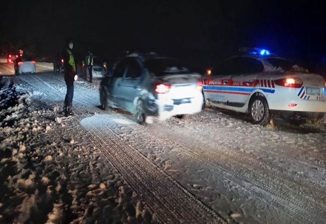 Geçirdikleri Kazada Donmak Üzere Olan Aileyi Jandarma Ekipleri Isıttı