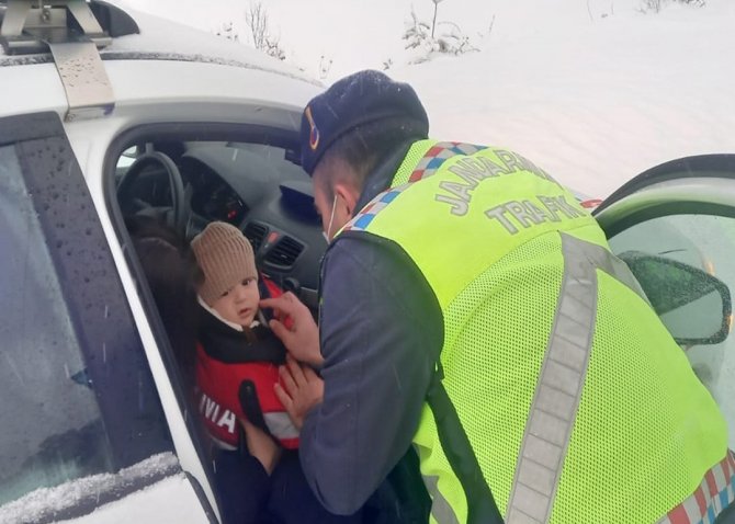Geçirdikleri Kazada Donmak Üzere Olan Aileyi Jandarma Ekipleri Isıttı