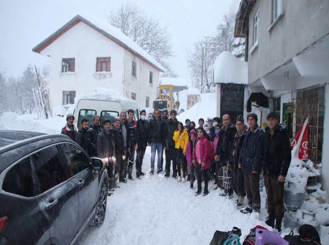 Okullarında Mahsur Kalan Öğrenciler Evlerine Ulaştırıldı