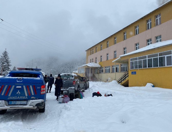 Okullarında Mahsur Kalan Öğrenciler Evlerine Ulaştırıldı