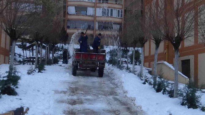 Kilis’te Kar İle Mücadele Devam Ediyor