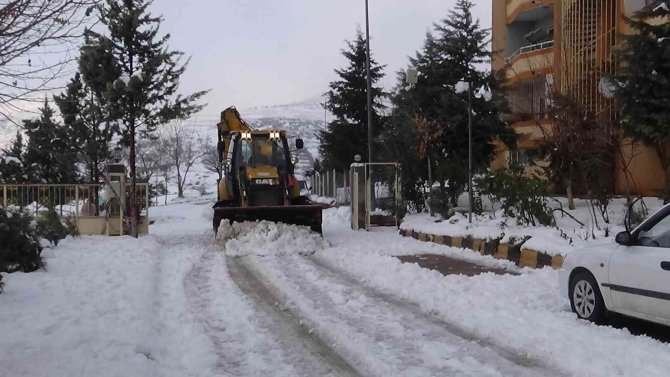 Kilis’te Kar İle Mücadele Devam Ediyor