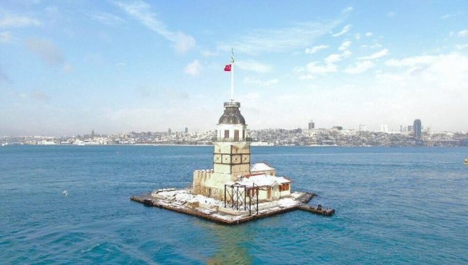 Beyaz Gelinliğini Giyen Kız Kulesi Fotoğrafçı Akınına Uğradı