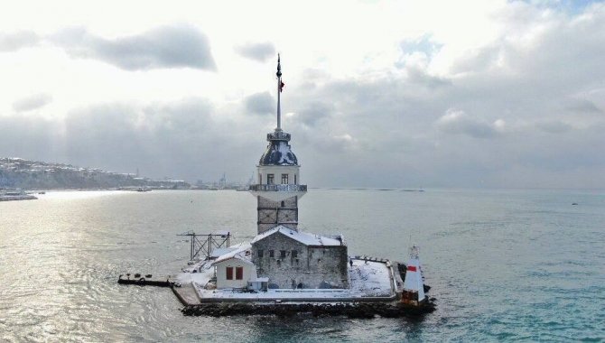 Beyaz Gelinliğini Giyen Kız Kulesi Fotoğrafçı Akınına Uğradı