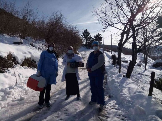 Vatandaşlara Aşı Ulaştırmak İçin Kapı Kapı Geziyorlar