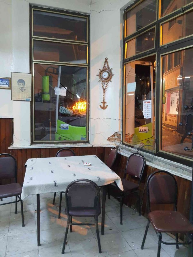 El Freni Çekilmeyen Yolcu Minibüsü Kıraathane Duvarına Çarptı