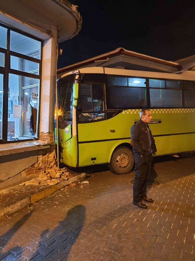 El Freni Çekilmeyen Yolcu Minibüsü Kıraathane Duvarına Çarptı
